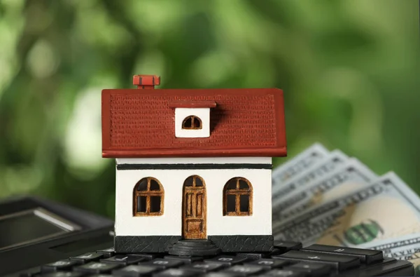 Conceito Hipoteca Modelo Casa Calculadora Dinheiro Fundo Borrado Close — Fotografia de Stock