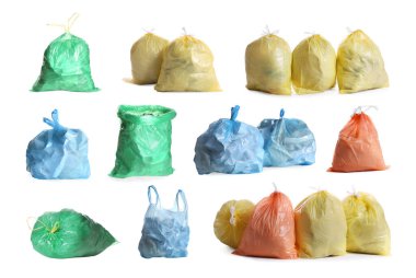 Beyaz arka planda çöp dolu farklı çöp torbalarıyla ayarlayın