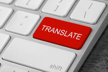 Bilgisayar klavyesinde kelime TRANSLATE ile kırmızı düğme, yakın görünüm