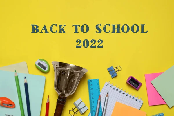 Terug Naar School 2022 Verschillende Briefpapier Bel Gele Achtergrond Plat — Stockfoto