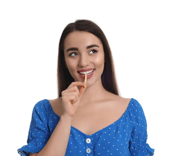 Piękna Młoda Kobieta Jedząca Frytki Białym Tle — Zdjęcie stockowe