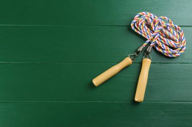 Yeşil ahşap masada ip atlamak, üst manzara. Metin için boşluk
