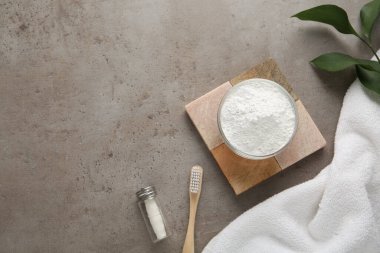 Gri masa üzerinde diş pudrası ile düz bileşim, metin için boşluk