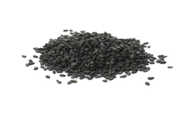 Beyaz arkaplanda siyah susam tohumları yığını