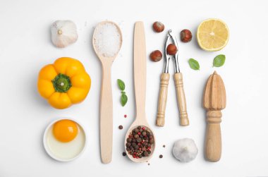 Beyaz arka planda mutfak aletleri ve taze malzemelerle kompozisyon, üst görünüm