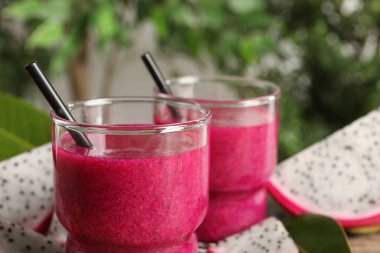 Lezzetli pitahaya smoothie ve bulanık arka planda taze meyveler, yakın plan
