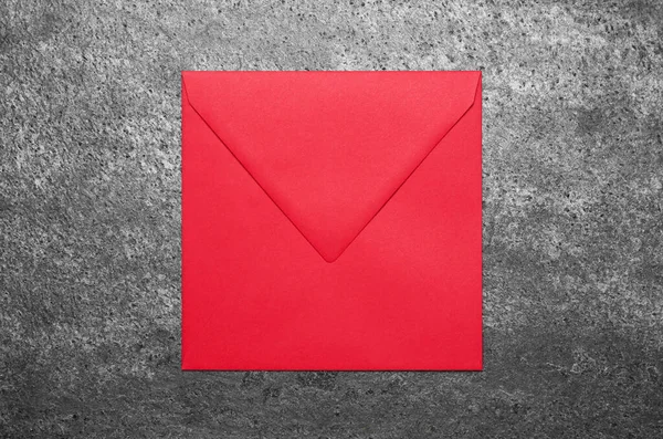 Envelope Vermelho Mesa Cinza Vista Superior — Fotografia de Stock