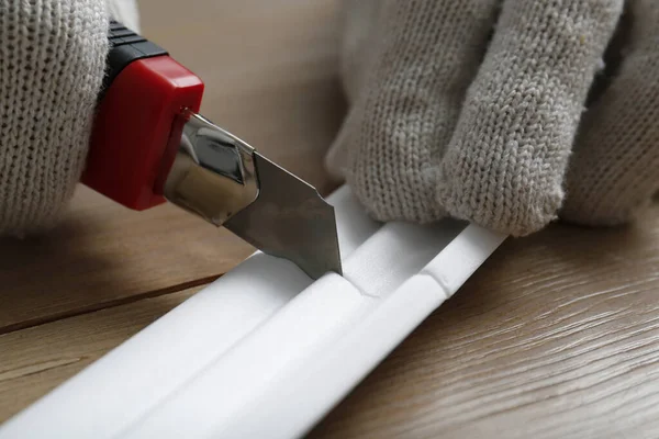 Worker Cutting Foam Crown Molding Utility Knife Wooden Table Closeup — Fotografia de Stock