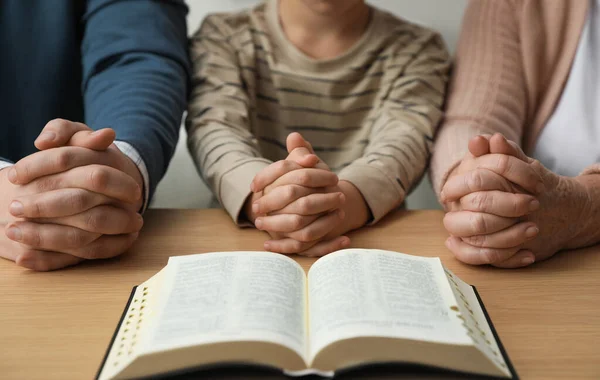 Pojken Och Hans Gudföräldrar Ber Tillsammans Vid Träbordet Närbild — Stockfoto