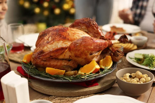 Cena Festiva Con Pavo Horno Mesa Primer Plano Celebración Familiar — Foto de Stock