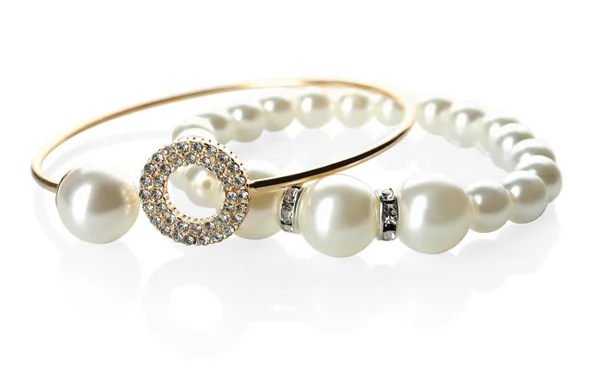 Elegante Perlen Und Goldene Armbänder Auf Weißem Hintergrund — Stockfoto