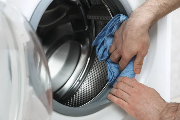 Boş Çamaşır Makinesini Paçavrayla Temizleyen Adam Yakın Plan — Stok fotoğraf