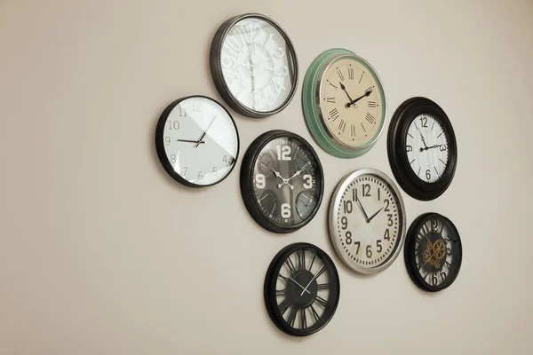 Muchos Relojes Diferentes Que Cuelgan Pared Blanca — Foto de Stock