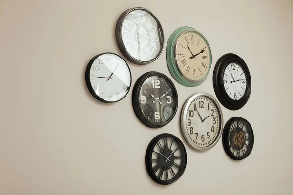 Many Different Clocks Hanging White Wall — Stock Fotó