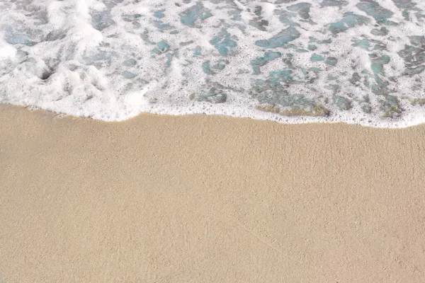 Beautiful Foamy Sea Tide Sandy Beach — ストック写真