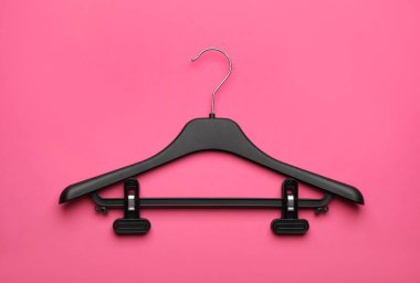 Pembe arkaplanda boş askı, üst görünümde