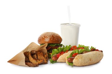 Kese kağıdında patates parçaları, hamburger, sosisli ve beyaz arka planda ferahlatıcı içecek. Fast food