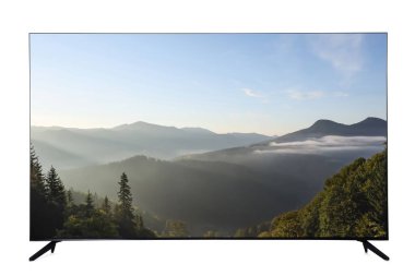 Modern geniş ekran TV monitörü beyaz üzerinde izole edilmiş güzel dağ manzarasını gösteriyor