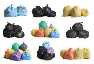 Beyaz arka planda çöp dolu farklı çöp torbalarıyla ayarlayın