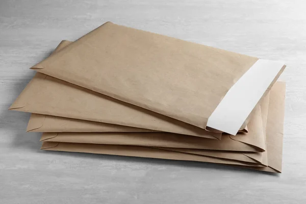 Empilement Grandes Enveloppes Papier Kraft Sur Table Lumineuse Gros Plan — Photo