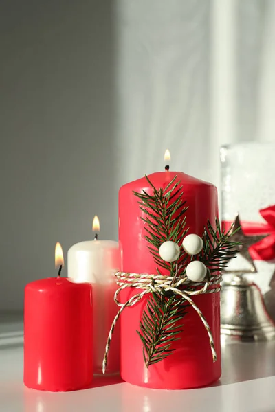 Velas Ardientes Con Decoración Navideña Sobre Mesa Blanca — Foto de Stock