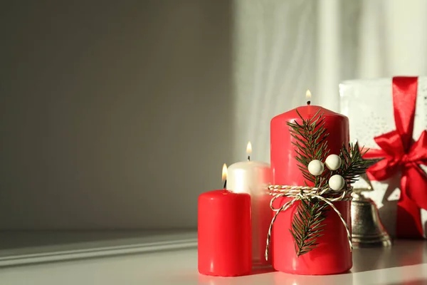 Kaarsen Branden Met Kerstdecor Witte Tafel Ruimte Voor Tekst — Stockfoto