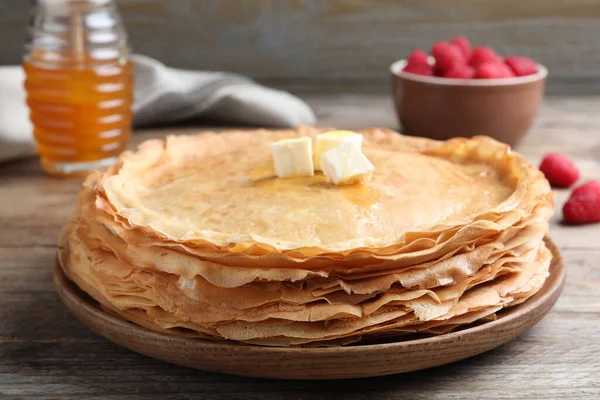 Pilha Crepes Deliciosos Com Manteiga Derretida Mesa Madeira — Fotografia de Stock