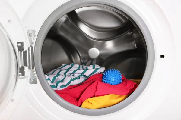 Blauer Trockenball Und Kleidung Der Waschmaschinentrommel — Stockfoto