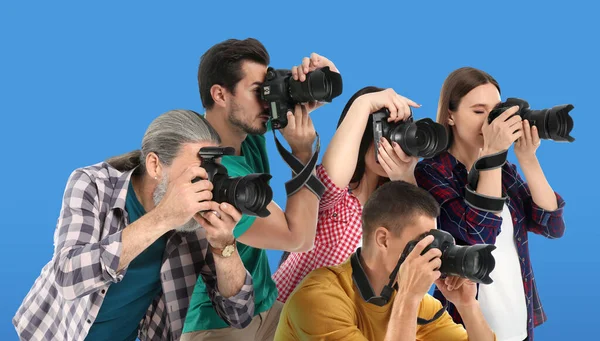 Grupo Fotógrafos Profissionais Com Câmeras Fundo Azul Claro — Fotografia de Stock