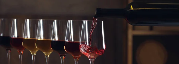 Wlewanie Wina Butelki Szklanki Projekt Banera — Zdjęcie stockowe