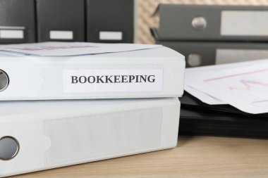 Ofisteki dosyalar ve belgeler, yakın çekim. Muhasebecinin işyeri