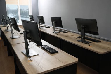Açık uzay ofisindeki birçok modern bilgisayar