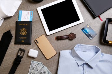 Tahta yüzeyde iş gezisi malzemesi, düz yatış.