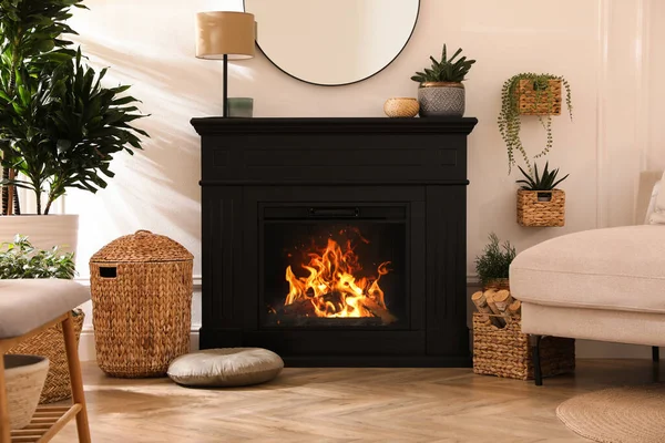 Elektrik şöminesi ve güzel dekor elementleri olan şık bir oda.