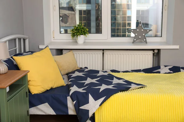 Stijlvol Kinderkamer Interieur Met Comfortabel Bed Buurt Van Raam — Stockfoto