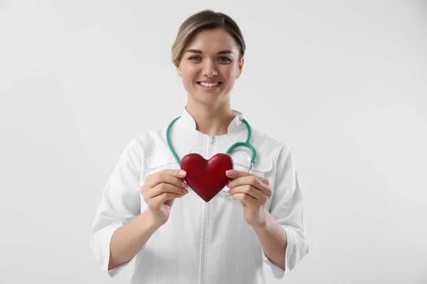 Doctor Con Estetoscopio Corazón Rojo Sobre Fondo Blanco Concepto Cardiología — Foto de Stock