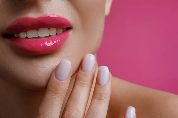 Closeup Άποψη Της Γυναίκας Όμορφα Χείλη Ροζ Φόντο Χώρος Για — Φωτογραφία Αρχείου