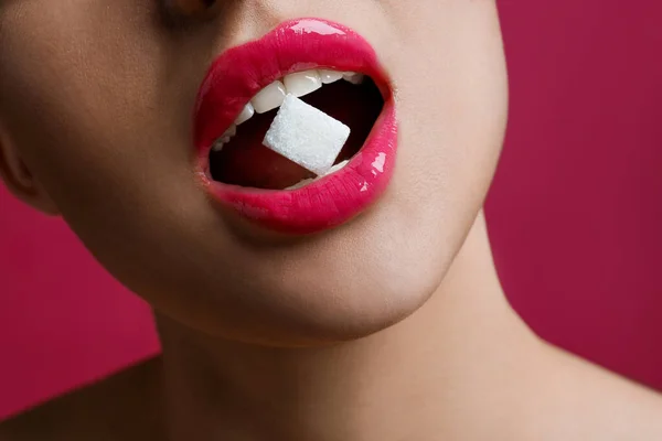 Donna Con Belle Labbra Mangiare Zucchero Cubo Sfondo Rosa Primo — Foto Stock
