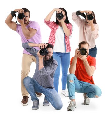 Beyaz arka planda kameraları olan bir grup profesyonel fotoğrafçı