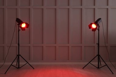 Duvarın yanındaki parlak kırmızı spot ışıkları, metin için boşluk