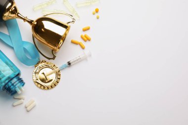 Beyaz arka planda uyuşturuculu düz kompozisyon, metin için boşluk. Doping kontrolü