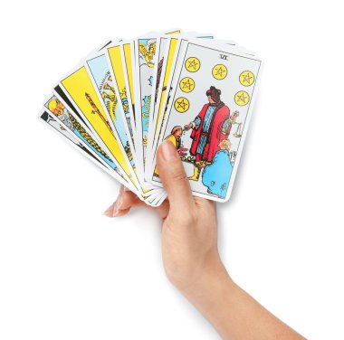 Beyaz arka planda tarot kartları olan kadın, üst görünüm
