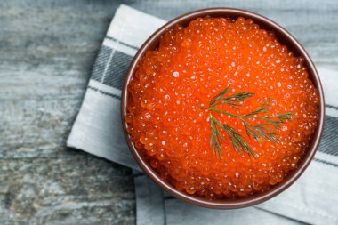 Lezzetli kırmızı havyarlı kase ve ahşap masa, üst manzara