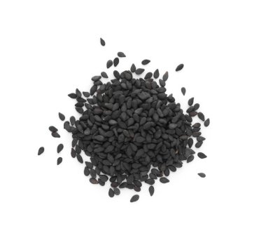 Beyaz arkaplanda siyah susam tohumları yığını, üst görünüm