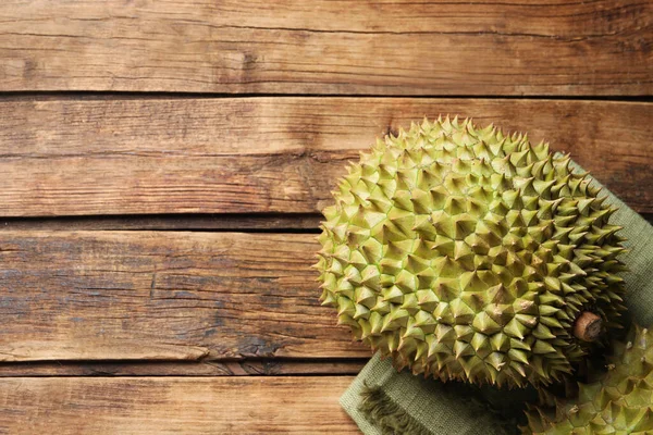Dojrzałe Duriany Drewnianym Stole Płaskie Leżaki Miejsce Tekst — Zdjęcie stockowe