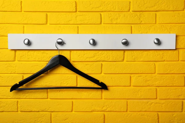 Rack Empty Clothes Hanger Yellow Brick Wall — 스톡 사진