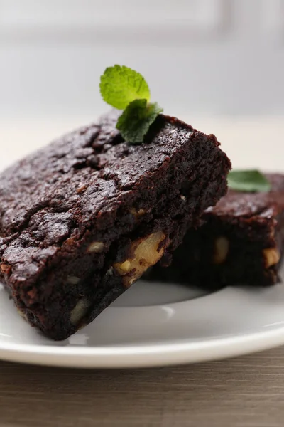Νόστιμα Brownies Ξηρούς Καρπούς Και Μέντα Ξύλινο Τραπέζι Closeup — Φωτογραφία Αρχείου