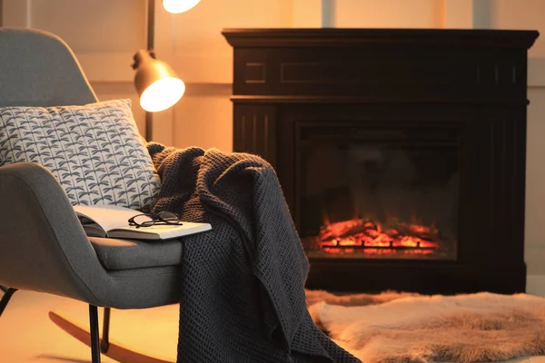 打开书本 眼镜和格子 放在靠近壁炉的摇椅上 放上文字 舒适的气氛 — 图库照片