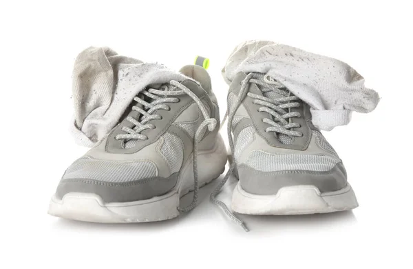 Turnschuhe Mit Schmutzigen Socken Auf Weißem Hintergrund — Stockfoto