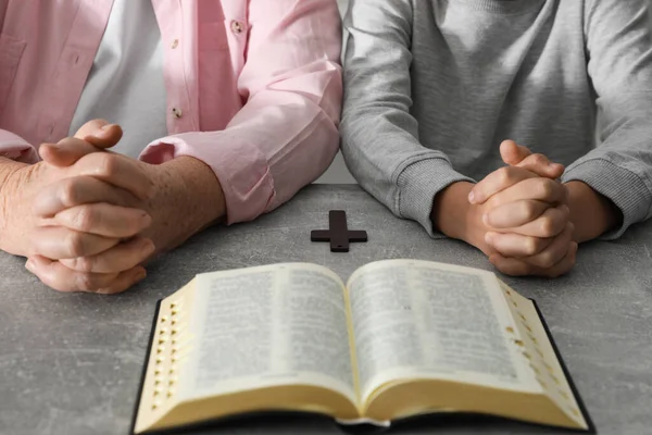 Pojken Och Hans Gudförälder Ber Tillsammans Vid Grått Bord Närbild — Stockfoto